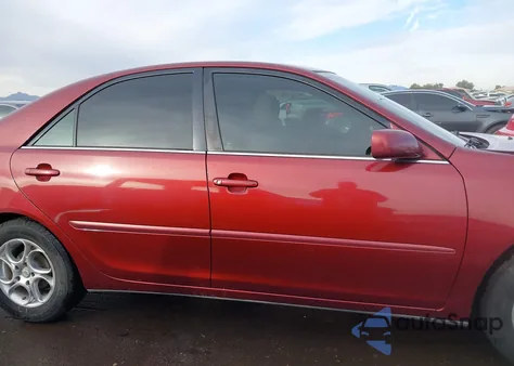 2003 Toyota Camry Le z USA, uszkodzony, nr VIN 4T1BE32K33U203726